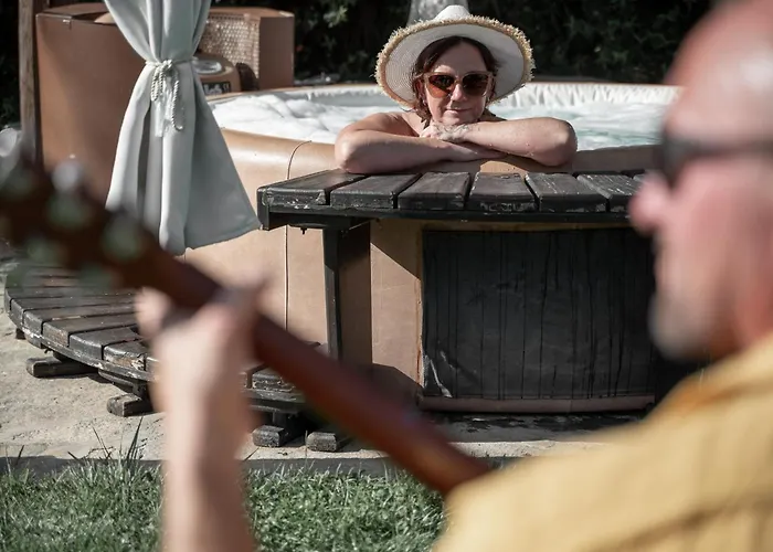 Naturas Con Piscina Idromassaggio Calda, Privata E Gratuita Rossana